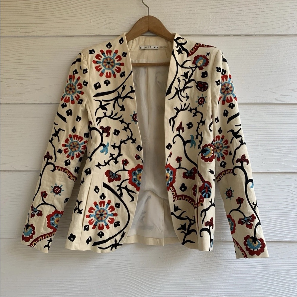 Alice + Olivia Womens Chriselle  
Embroidered Floral Blazer Size 2
Lined